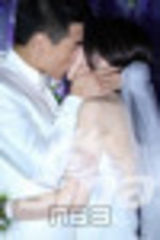 组图：董璇大婚幸福落泪 王中军王中磊兄弟证婚