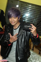 组图：黄鸿升生日开唱 喜收高档耳机