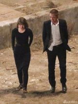 组图：帕丁森新片激吻爱丽丝 摸腿野战欲火焚身