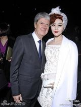 组图：范冰冰亮相巴黎时装周 白衣红唇装扮复古