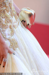 组图：李冰冰戛纳走秀 金色长裙华丽刺绣精致