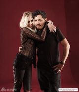 组图：绯闻女孩泰勒半裸拍写真 油墨抹身秀曲线