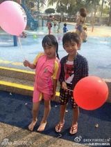 组图：曝张柏芝母子新加坡私房照 生活惬意幸福