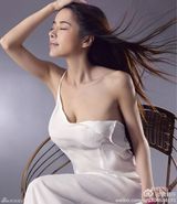 组图：袁颖芬时尚写真 长卷发披肩女人味