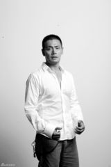 组图：邵兵黑白原色大片 展文艺气质