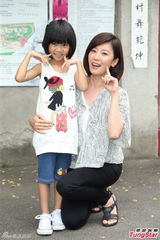 组图：贾静雯拍戏展母爱 不敌岁月脸上现皱纹