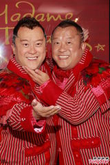 组图：曾志伟蜡像惊人逼真 摆奖门人招牌动作