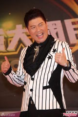 组图：Selina红裙俏皮 鸡排妹狂挤浑圆半球抢眼