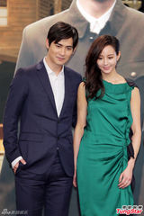 周渝民试片会中分造型文艺儒雅 张钧甯绿裙(图)