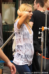 组图：克莱尔-丹尼斯挺大肚现身片场任监制