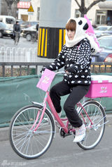 高清组图：柳岩“熊猫单车速递”遭遇“大反转”