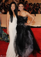 高清组图：纽约大都会庆典 米拉-库尼斯秀黑色纱裙