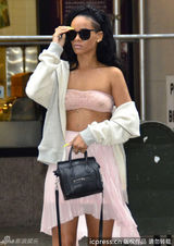 组图：蕾哈娜半透明抹胸性感凸点 露香肩展风情