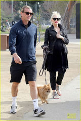 组图：格温史蒂芬妮与丈夫遛狗 挺大肚悠然自得