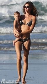 组图：邦辰抱小奶娃单手开车 未戴头盔不顾安全