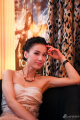 组图：黄圣依拍写真 低胸微露乳沟秀性感