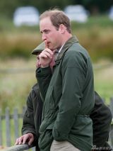 组图：威廉与老鹰互动显淡定 新晋奶爸日渐秃顶