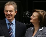 组图：邓文迪绯闻后首亮相 与友人热聊心情无损