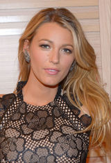 组图：布莱克-莱弗利写真秀蕾丝拼接裙