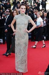 组图：萨黛-阿克索伊镂空绣花长裙性感亮相红毯