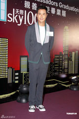 组图：乐基儿黑裙亮相高贵迷人 避谈与黎明造人计划 