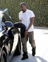 组图：金-卡戴珊大秀乳沟约会坎耶-韦斯特