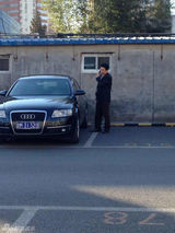 组图：李某某案二审 律师李在珂开豪车现身