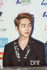 组图：EXO学院风亮相马尼拉记者会 SHINee时尚