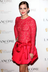 高清组图：艾玛-沃特森蕾丝红裙亮相红唇娇艳