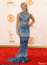 组图:女星Deborah Norville修身裙亮相艾美红毯