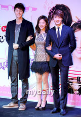 组图：韩星丁一宇李清雅宣传新剧《花美男拉面店》