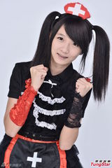 组图：许雅涵穿蓬蓬裙再现萌护士女仆造型