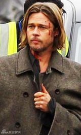 组图：《僵尸世界大战》重拍 皮特脸部带血亮相