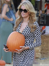 组图：希尔顿飞机场变丰满 俯身挤乳沟挑南瓜