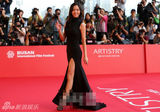 组图：女星姜汉娜薄纱裙露美臀亮相釜山红毯