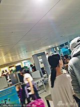 组图：阿娇与男友游越南庆情人节 耳语显亲密