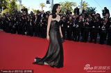 组图：李冰冰戛纳走秀长裙曳地露酥胸