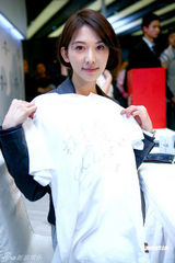 幻灯图：林志玲成都代言签售义卖 善款捐灾区 