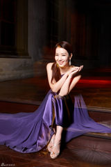 组图：胡军娇妻卢芳艺术写真 尽显高贵典雅