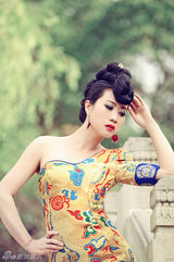 组图：芙蓉姐姐挑战中国风 龙袍写真叫板范冰冰