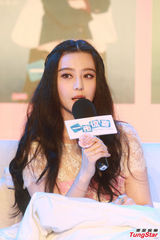 组图：范冰冰《一夜惊喜》变小粉丝紧搂黎明