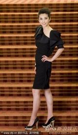 高清图：李冰冰受访换三套 白裙清纯随性红裙妩媚