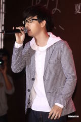 组图：胡夏趁胜追击推新辑 戴爱玲为其发片站台