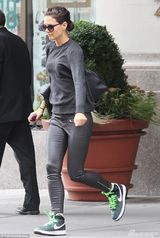 组图：小苏瑞街头玩滑板车 凯蒂贴身保护显母爱