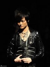 高清组图：李宇春MV穿紧身皮衣 热舞摆动身姿