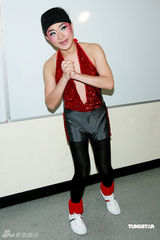 幻灯图：王祖蓝扮美女 重演郑中基阿SA记者会片段 