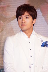 组图：ELLA出席新片首映会自曝拍动作戏崩溃痛哭