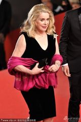 组图：凯莉-米洛鱼尾裙优雅 德纳芙老当益壮