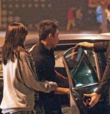 组图：大S素颜约会汪小菲 戴花俏丽紧牵爱郎手