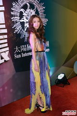 组图：薜凯琪露背深V晒身材 否认转行性感路线